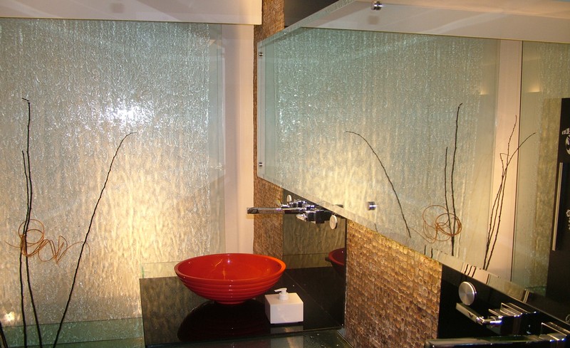 cortina de água em vidro e vidros decorativos